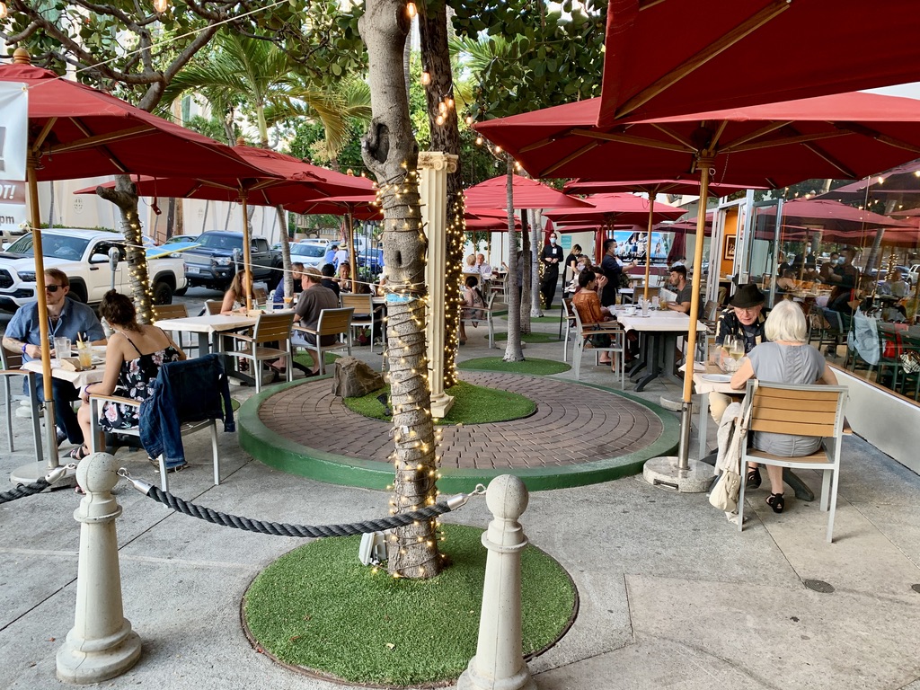Outdoor seating area for Arancino de Mare in Waikiki